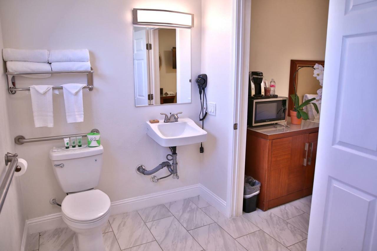 Travelodge By Wyndham קרסנט סיטי מראה חיצוני תמונה